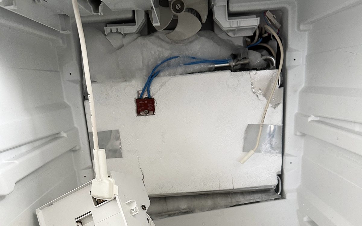 Испаритель No Frost покрыт инеем — датчик и вентилятор перед заменой