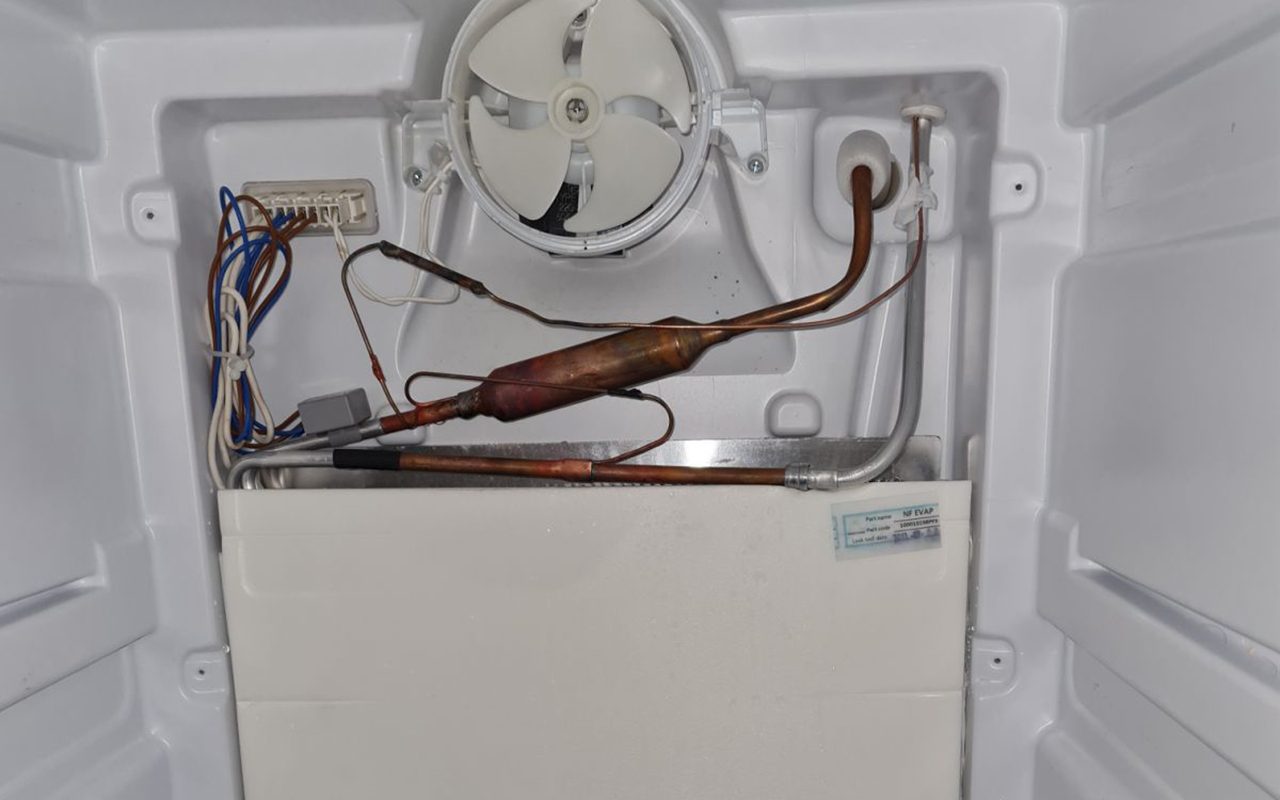 Испаритель No Frost внутри морозильной камеры — вентилятор и медные трубки