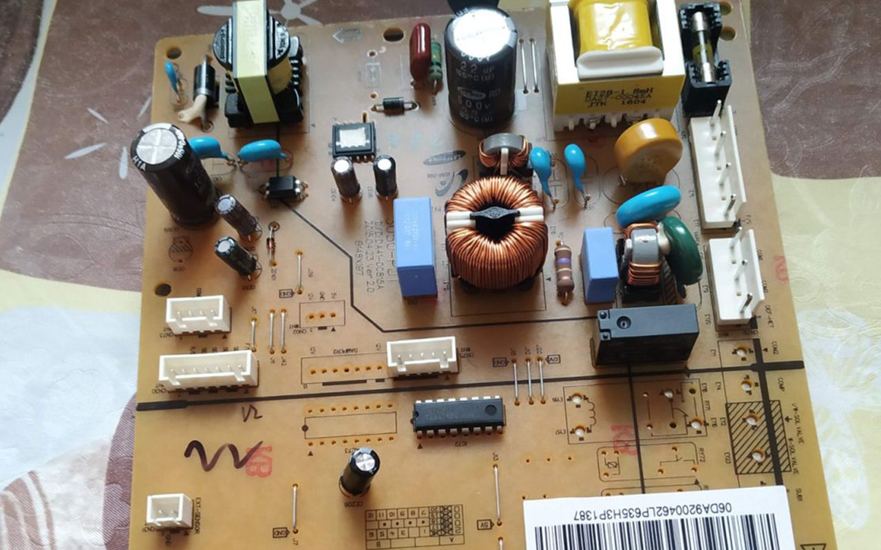 Ремонт платы управления холодильника Samsung — восстановление пайкой в Минске