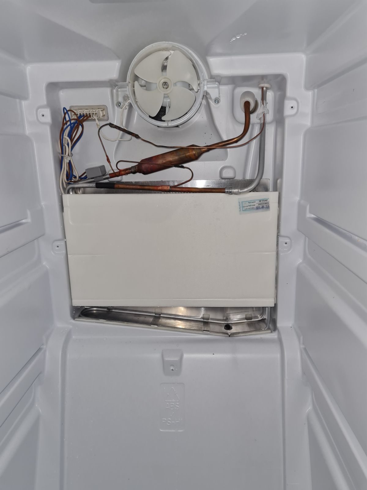 Задняя панель холодильника — компрессор Embraco и снятая плата управления, ремонт на дому